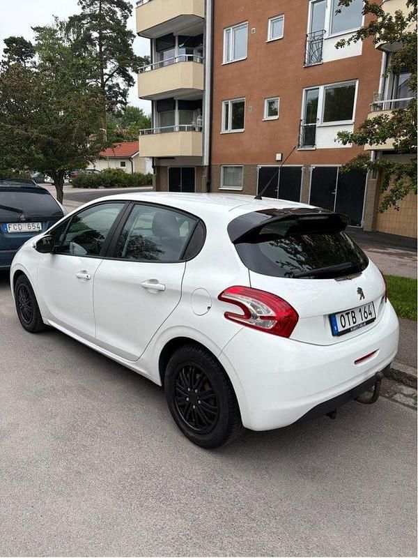 Vit Begagnad 2014 Peugeot 208 Halvkombi | 55 500 kr (Marknadspris) - Bild 1/4