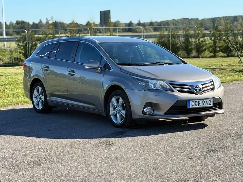 Begagnad Toyota Avensis Multidrive S 147 HK (108 kW) 2014 Brun (brun metallic) Kombi