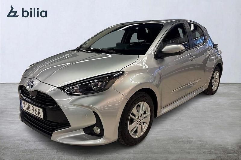 Silver Begagnad 2023 Toyota Yaris Hybrid Active Halvkombi | 224 900 kr (Marknadspris) - Bild 1/3