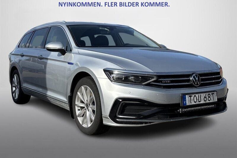 Silver Begagnad 2021 VW Passat Executive Kombi | 179 500 kr (Superpris) - Bild 1/4