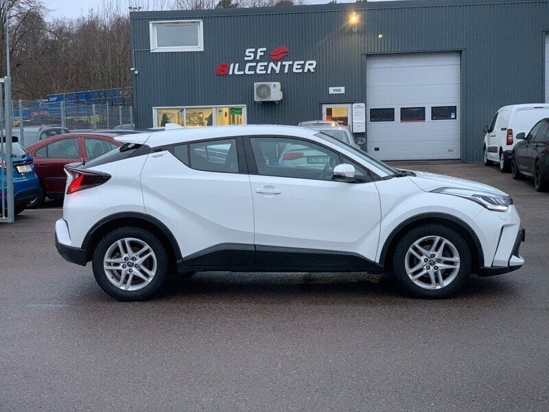 Vit Begagnad 2023 Toyota C-HR Active SUV | 174 900 kr - Bild 1/4