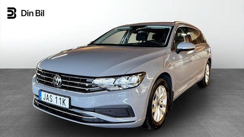 Grå Begagnad 2023 VW Passat Business Kombi | 309 900 kr (Marknadspris) - Bild 1/4