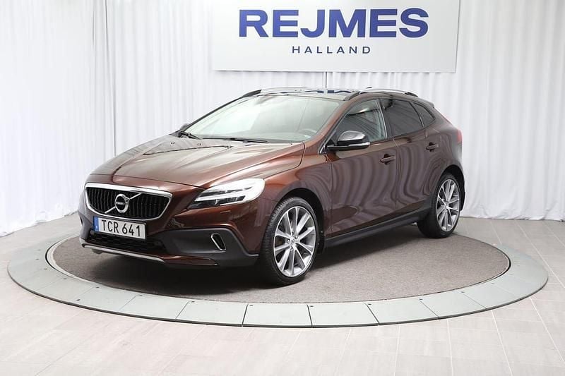 Brun Begagnad 2017 Volvo V40 CC Business Edition Kombi | 229 500 kr (Dyr) - Bild 1/4
