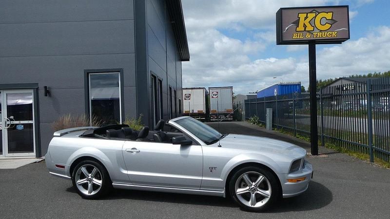 Silver Begagnad 2006 Ford Mustang GT Cab | 249 000 kr (Marknadspris) - Bild 1/4