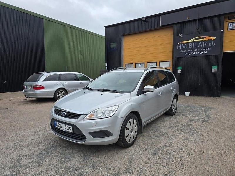 Grå Begagnad 2009 Ford Focus Trend Kombi | 34 900 kr (Marknadspris) - Bild 1/4