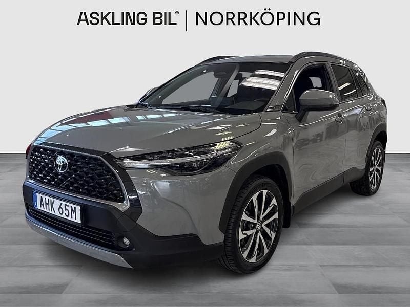 Grå Begagnad 2024 Toyota Corolla Cross Style SUV | 365 000 kr (Marknadspris) - Bild 1/4