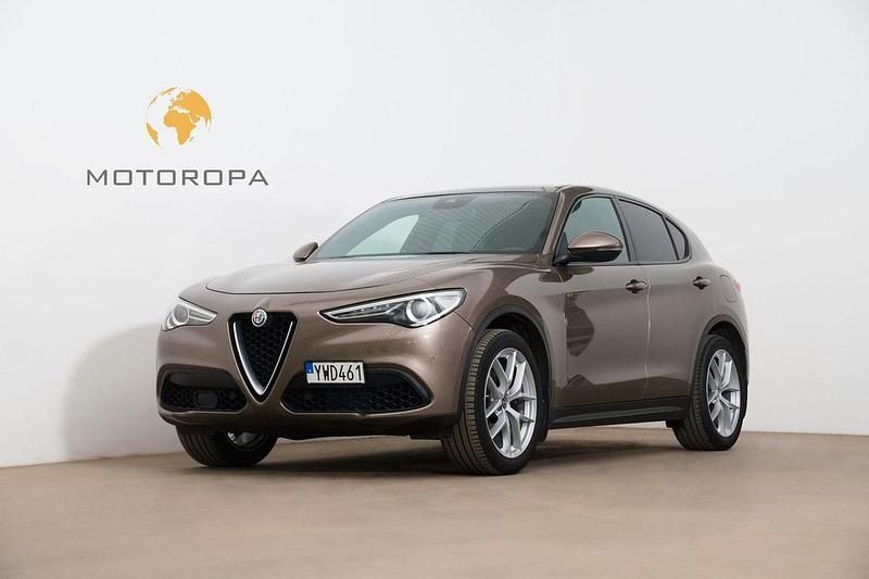 Grå Begagnad 2018 Alfa Romeo Stelvio Veloce SUV | 299 000 kr (Lite dyr) - Bild 1/4