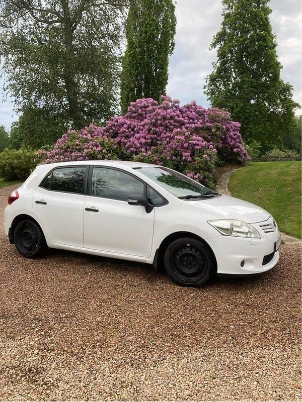 Vit Begagnad 2011 Toyota Auris Halvkombi | 45 000 kr - Bild 1/4