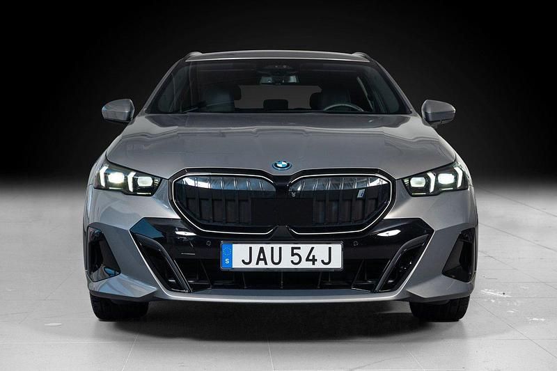 Begagnad BMW i5 M Sport 250 kW (340 HK) 2024 Grå Sedan