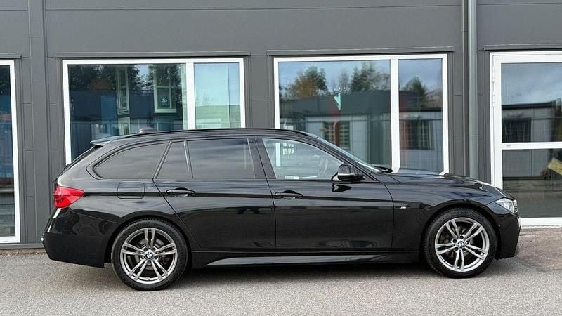 Svart Begagnad 2016 BMW 320 M Sport Kombi | 209 400 kr (Dyr) - Bild 1/4