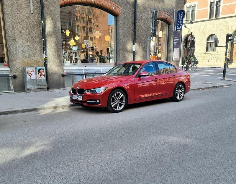 Röd Begagnad 2015 BMW 320 Sport Line Sedan | 169 000 kr (Bra pris) - Bild 1/4