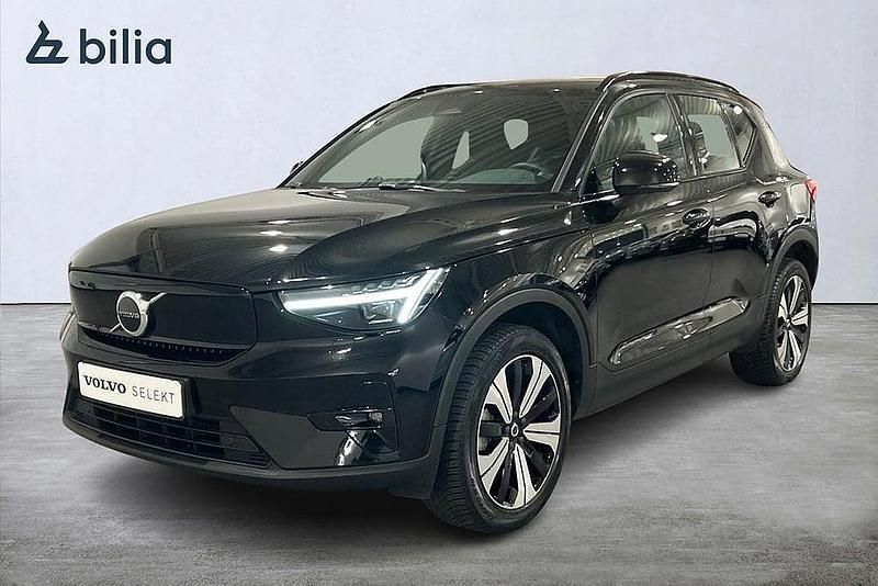 Svart Begagnad 2022 Volvo XC40 Plus SUV | 334 900 kr - Bild 1/3