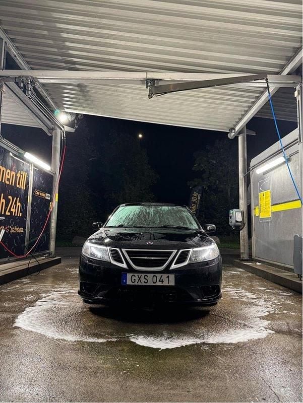 Svart Begagnad 2011 Saab 9-3 Linear Sedan | 30 000 kr (Marknadspris) - Bild 1/4