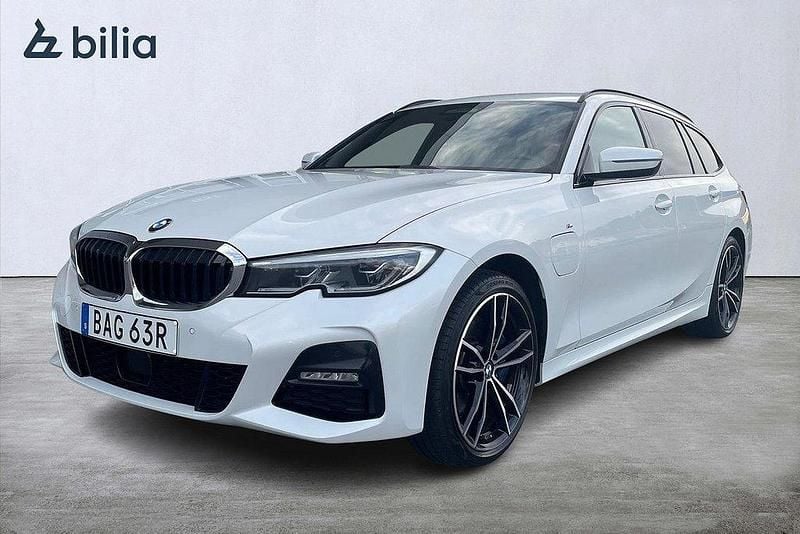 Vit Begagnad 2020 BMW 330e M Sport Kombi | 349 900 kr (Marknadspris) - Bild 1/3
