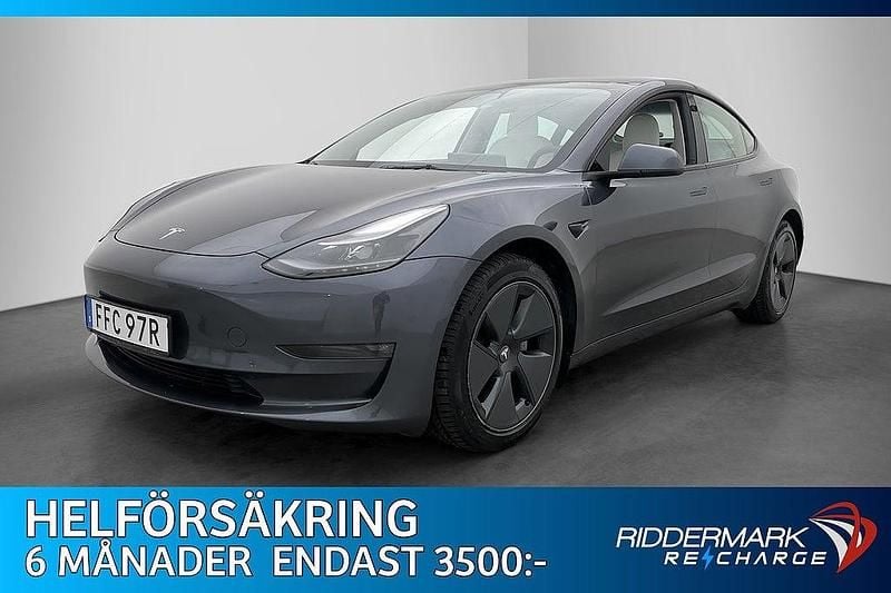 Grå Begagnad 2021 Tesla Model 3 Long Range AWD Sedan | 299 700 kr (Marknadspris) - Bild 1/3