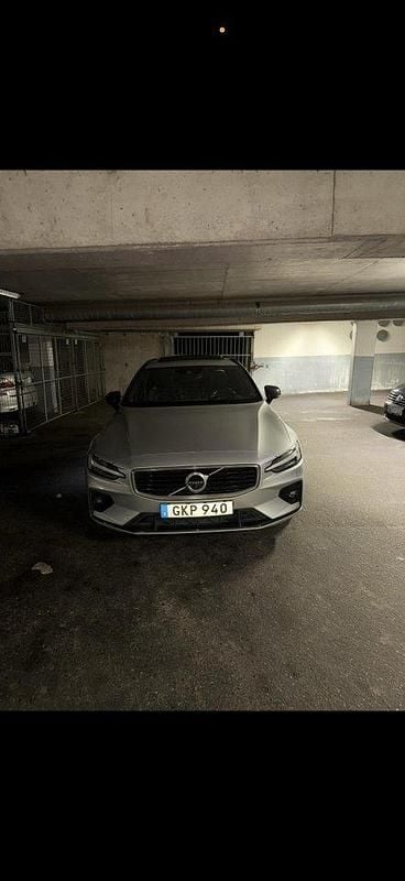 Silver Begagnad 2019 Volvo V60 R-Design Kombi | 310 000 kr (Superpris) - Bild 1/4