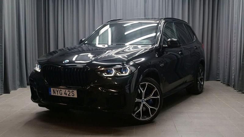 Svart Begagnad 2022 BMW X5 iPerformance SUV | 599 000 kr - Bild 1/4