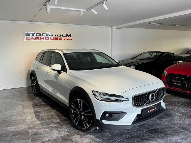 Vit Begagnad 2019 Volvo V60 CC Momentum Kombi | 239 900 kr (Marknadspris) - Bild 1/4