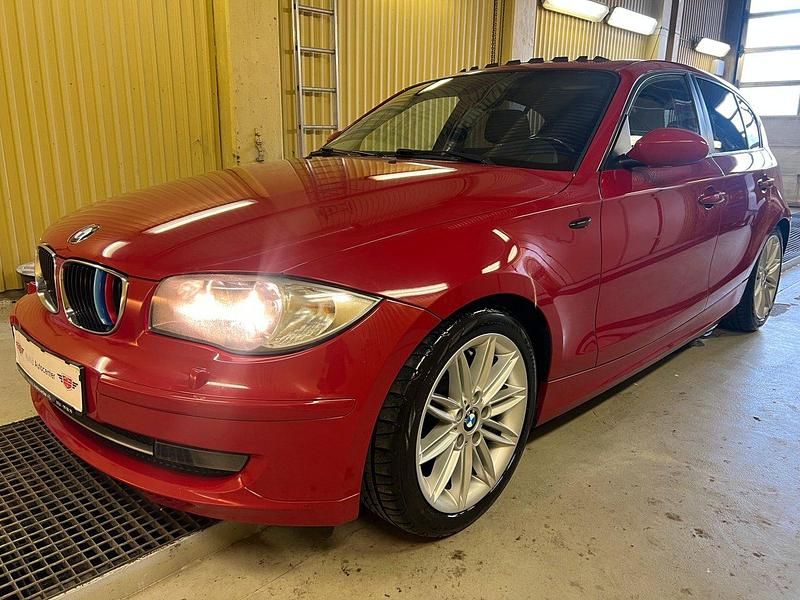Röd Begagnad 2009 BMW 116 Advantage Halvkombi | 64 900 kr (Lite dyr) - Bild 1/4