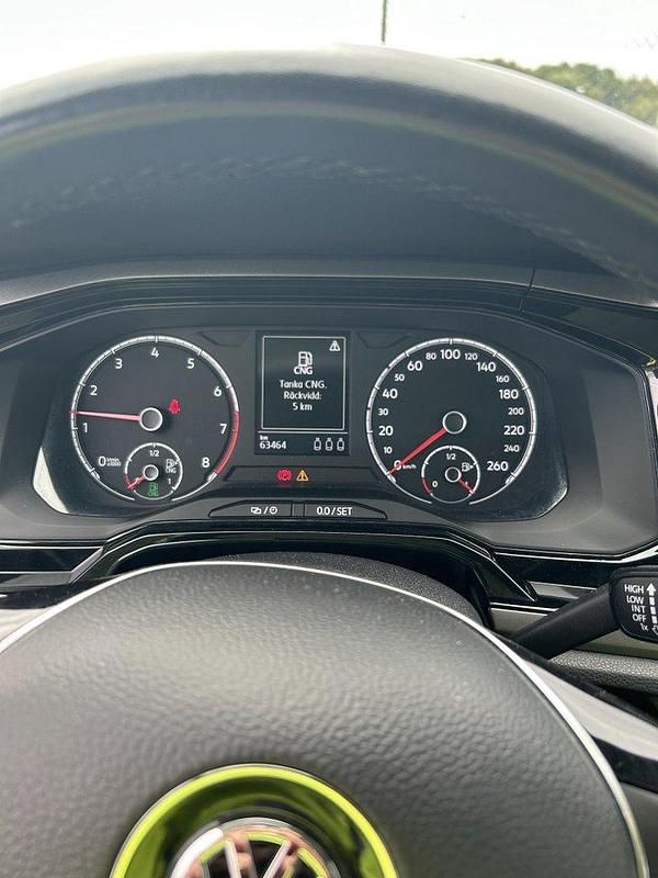 Vit Begagnad 2018 VW Polo Halvkombi | 122 900 kr (Marknadspris) - Bild 1/4