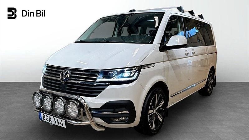 Ljusgrå Begagnad 2022 VW Multivan Highline Van | 599 900 kr (Bra pris) - Bild 1/4