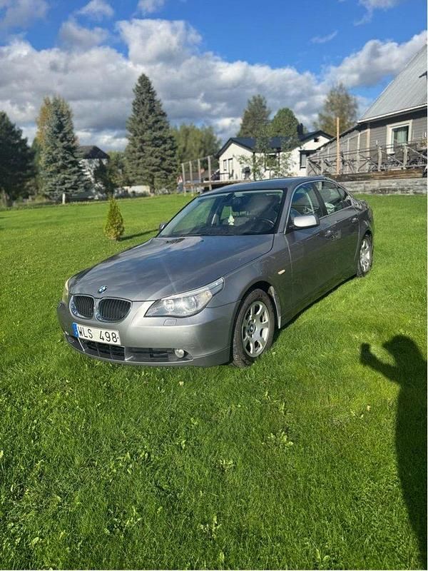 Grå Begagnad 2005 BMW 525 Sedan | 39 000 kr (Superpris) - Bild 1/4