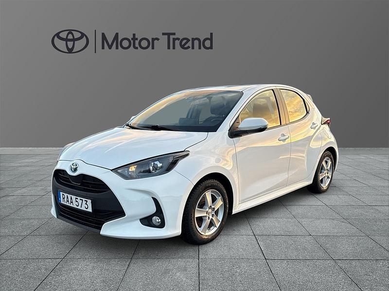 Begagnad Toyota Yaris Hybrid Active 117 HK (86 kW) 2022 Vit Halvkombi