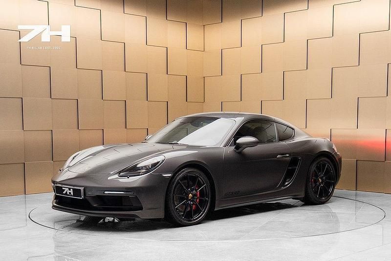 Mörkgrå Begagnad 2023 Porsche 718 Cayman Sportkupé | 1 049 000 kr - Bild 1/4