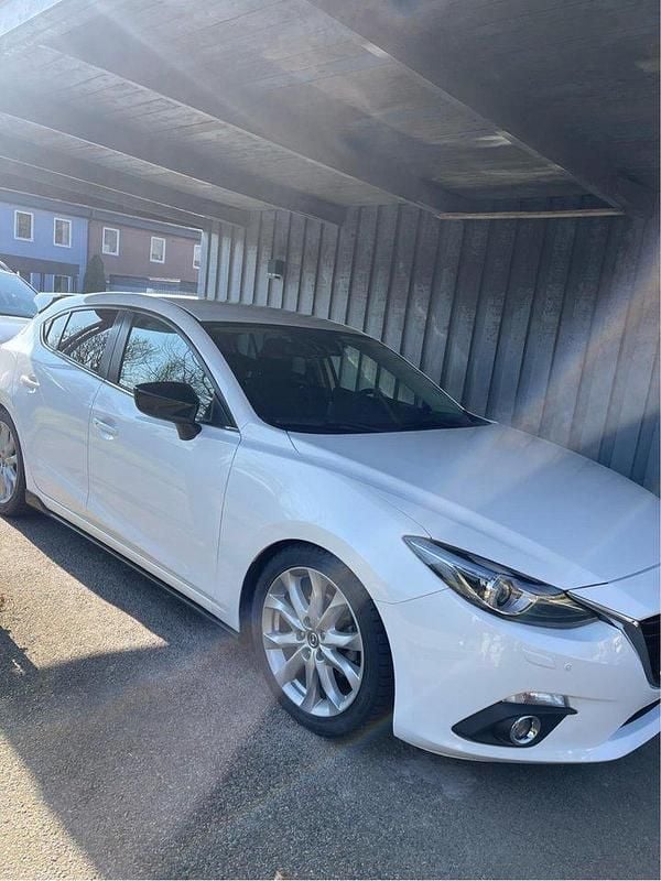 Vit Begagnad 2016 Mazda 3 Inclusive Halvkombi | 110 000 kr (Marknadspris) - Bild 1/2