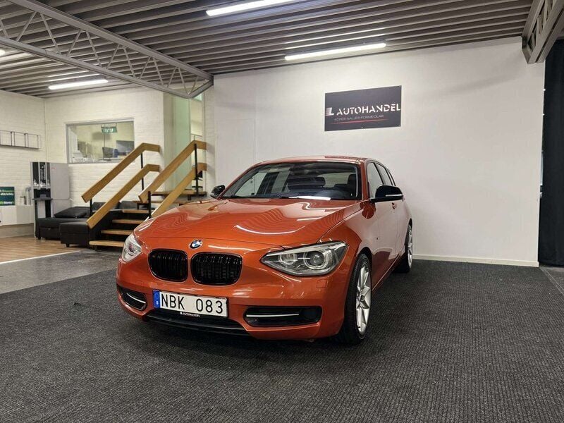 Orange Begagnad 2012 BMW 116 Sport Line Halvkombi | 87 900 kr (Marknadspris) - Bild 1/4