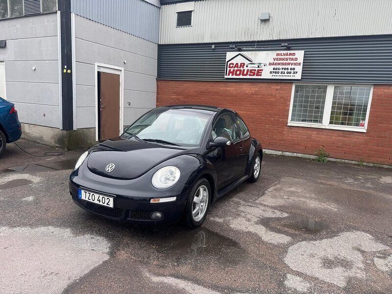 Svart Begagnad 2006 VW Beetle Halvkombi | 60 900 kr (Marknadspris) - Bild 1/4