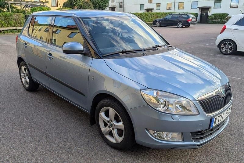 Grå Begagnad 2011 Skoda Fabia Elegance Halvkombi | 58 000 kr (Marknadspris) - Bild 1/4