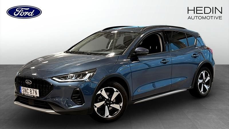 Blå Begagnad 2023 Ford Focus Active Halvkombi | 224 900 kr (Marknadspris) - Bild 1/4