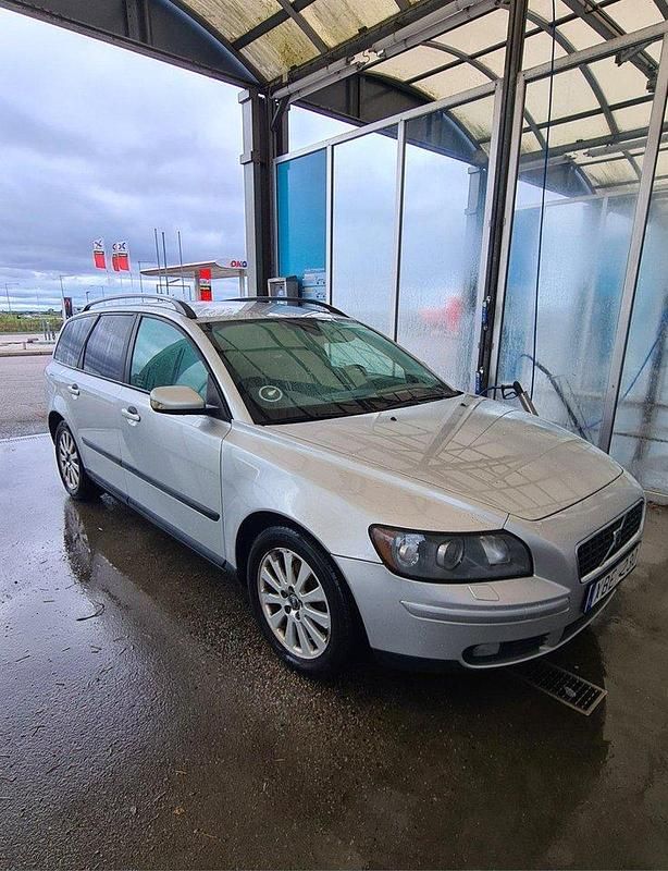 Grå Begagnad 2006 Volvo V50 Kinetic Kombi | 25 000 kr (Marknadspris) - Bild 1/4