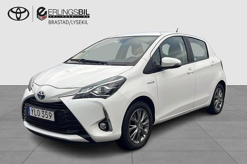 Vit Begagnad 2018 Toyota Yaris Hybrid Active Halvkombi | 169 000 kr (Marknadspris) - Bild 1/4