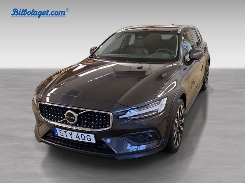 Grå Begagnad 2023 Volvo V60 CC Plus Kombi | 444 900 kr (Marknadspris) - Bild 1/4