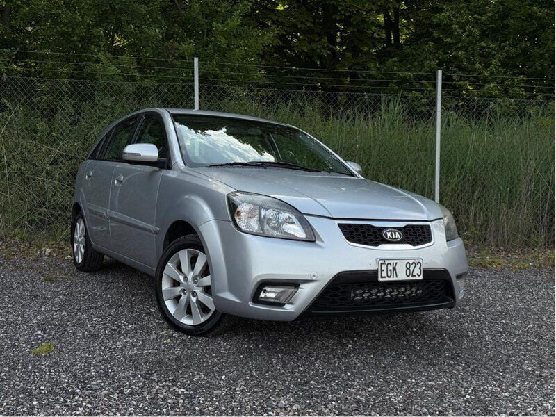 Silver Begagnad 2010 Kia Rio Halvkombi | 30 000 kr (Marknadspris) - Bild 1/4