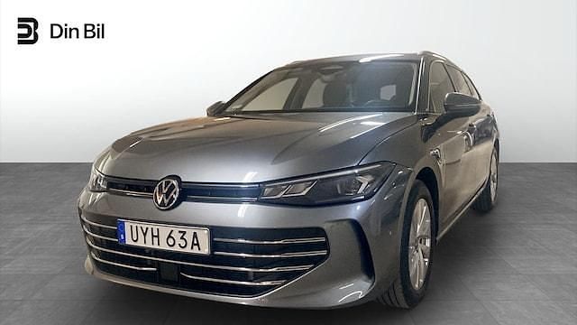 Mörkgrå (jacaranda metallic) Begagnad 2024 VW Passat Business Kombi | 469 900 kr - Bild 1/4