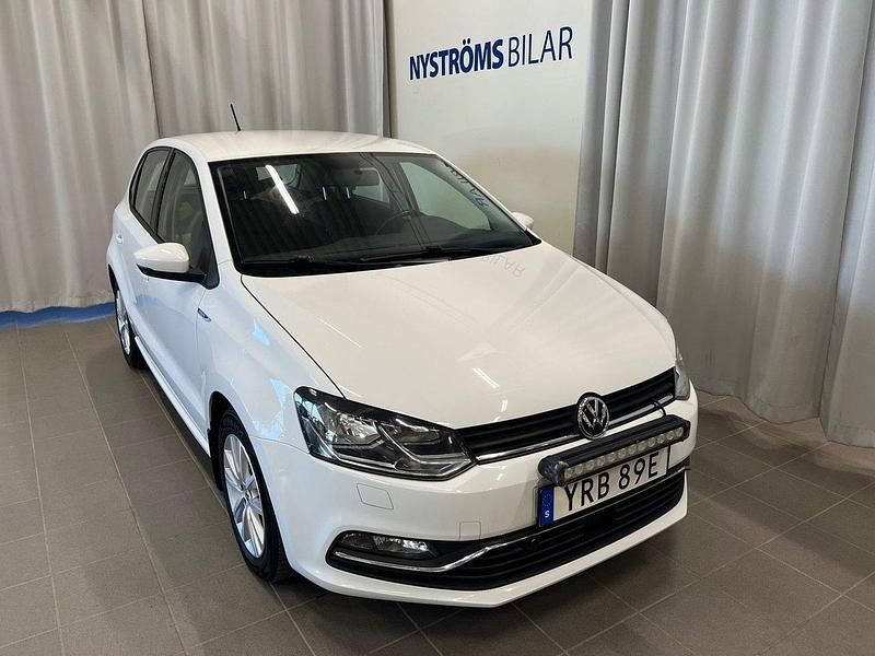 Vit Begagnad 2016 VW Polo Comfortline Halvkombi | 89 900 kr (Marknadspris) - Bild 1/4