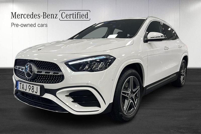 Vit Begagnad 2023 Mercedes GLA250 AMG SUV | 479 000 kr (Marknadspris) - Bild 1/4
