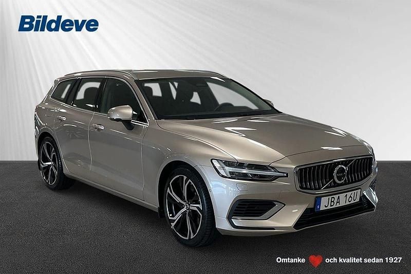Ljusgrå (grå) Begagnad 2024 Volvo V60 Plus Kombi | 469 900 kr (Bra pris) - Bild 1/4