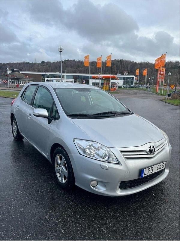 Silver Begagnad 2011 Toyota Auris Plus Halvkombi | 47 000 kr (Marknadspris) - Bild 1/4
