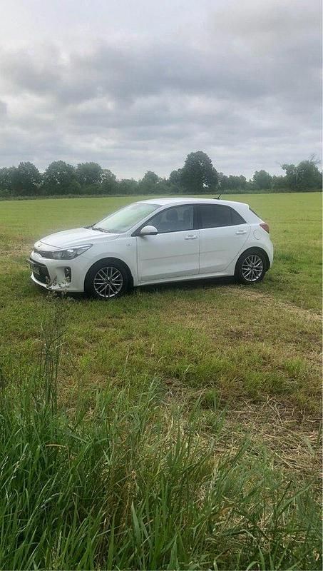Vit Begagnad 2018 Kia Rio Halvkombi | 121 000 kr (Marknadspris) - Bild 1/2