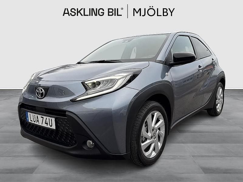 Grå Ny 2025 Toyota Aygo X Comfort SUV | 219 000 kr (Marknadspris) - Bild 1/4