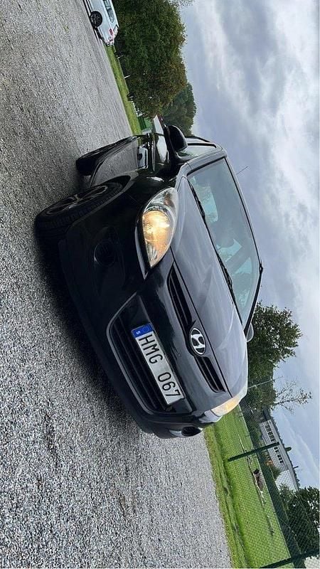 Svart Begagnad 2011 Hyundai i20 Halvkombi | 39 900 kr (Marknadspris) - Bild 1/4