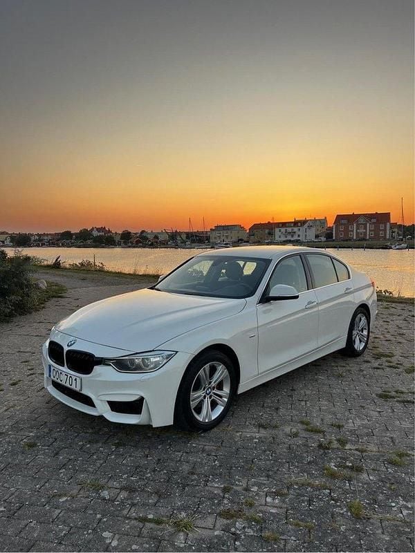Vit Begagnad 2014 BMW 320 Luxury Line Sedan | 120 000 kr (Bra pris) - Bild 1/4