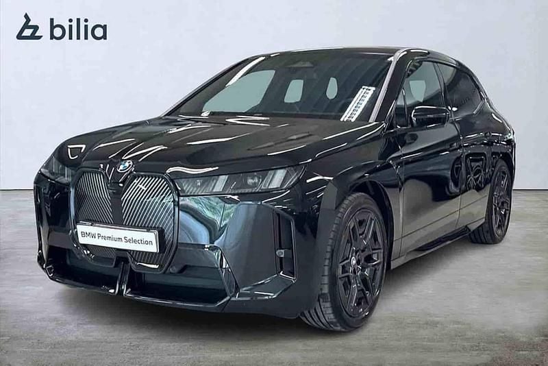 Svart Begagnad 2025 BMW iX SUV | 929 900 kr - Bild 1/1