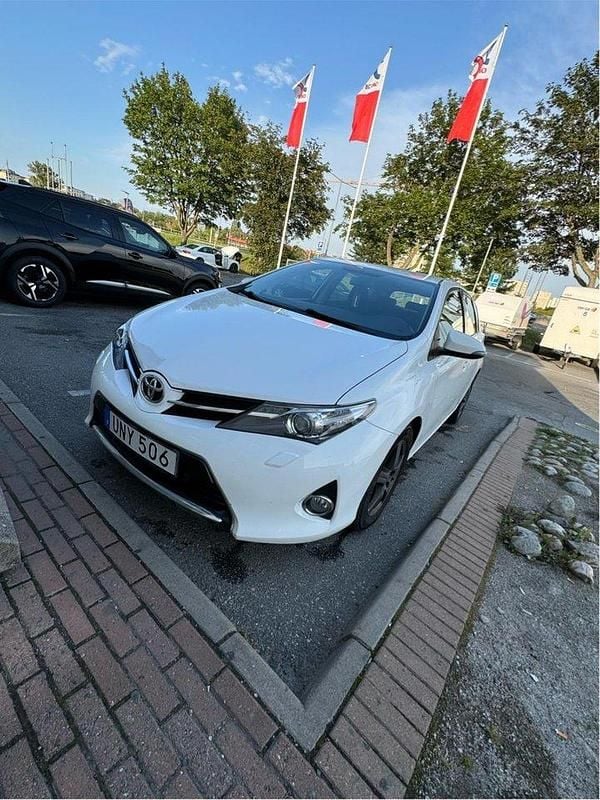 Vit Begagnad 2014 Toyota Auris Active Halvkombi | 82 000 kr (Bra pris) - Bild 1/4