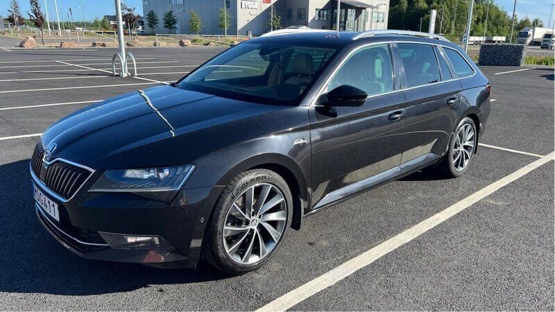 Svart Begagnad 2016 Skoda Superb LAURIN & KLEMENT Kombi | 155 000 kr (Marknadspris) - Bild 1/4