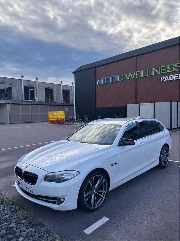 Vit Begagnad 2011 BMW 520 M Sport Kombi | 99 900 kr (Marknadspris) - Bild 1/4